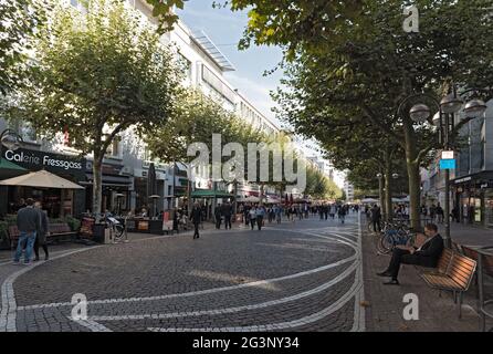 La strada commerciale di fressgass, nel centro di francoforte, nella germania principale Foto Stock