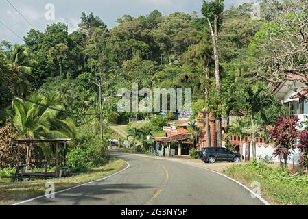 Via principale nella regione del villaggio di Portobelo colon panama Foto Stock