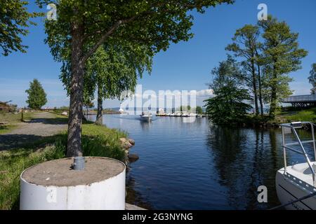 5 giugno 2021 - Habo, Svezia: L'insenatura di Domband marina, lago Vattern una calda giornata estiva. Foto scattata dall'ombra dei pini sulla spiaggia di Domsand, Habo Foto Stock