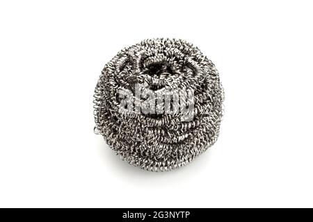 Scrubber piatto metallico isolato su sfondo bianco. Primo piano Foto Stock