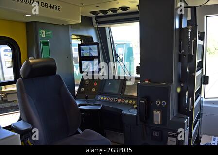 Cabina conducente sul nuovo treno metropolitano Stadler Emu classe 777 Merseyrail con unità di alimentazione a batteria in corso di dimostrazione a Rail Live, 16 giugno 2021 Foto Stock