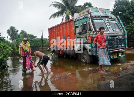 Kolkata, India. 17 Giugno 2021. La gente sta raccogliendo acqua dal tubewell durante il tempo piovoso a Kolkata. (Foto di Sudipta Das/Pacific Press/Sipa USA) Credit: Sipa USA/Alamy Live News Foto Stock