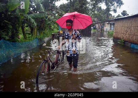 Kolkata, India. 17 Giugno 2021. Una persona sta camminando sull'acqua loggata a causa della pioggia pesante in Kolkata. (Foto di Sudipta Das/Pacific Press/Sipa USA) Credit: Sipa USA/Alamy Live News Foto Stock