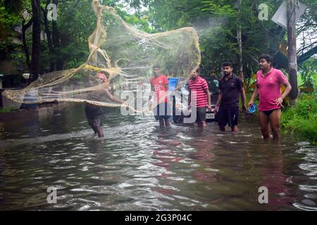 Kolkata, India. 17 Giugno 2021. La gente sta catturando il pesce dall'acqua di taglio dovuto la pioggia pesante in Kolkata. (Foto di Sudipta Das/Pacific Press/Sipa USA) Credit: Sipa USA/Alamy Live News Foto Stock