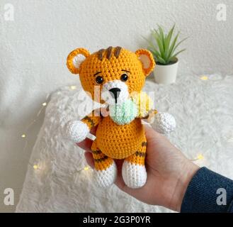 Giocattolo animale a crochet fatto a mano - giocattolo imbottito Amigurumi - Tiger di corchet con pompi colorati Foto Stock