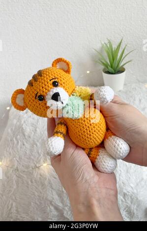 Giocattolo animale a crochet fatto a mano - giocattolo imbottito Amigurumi - Tiger di corchet con pompi colorati Foto Stock