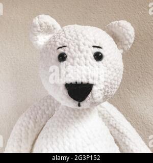 Giocattolo a crochet fatto a mano - giocattolo farcito Amigurumi - Orso polare Foto Stock