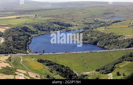 Vista aerea del lago artificiale di Scammonden e del Club di vela sull'acqua di Scammonden, sull'autostrada M62 a Ripponden vicino a Huddersfield, West Yorkshire Foto Stock