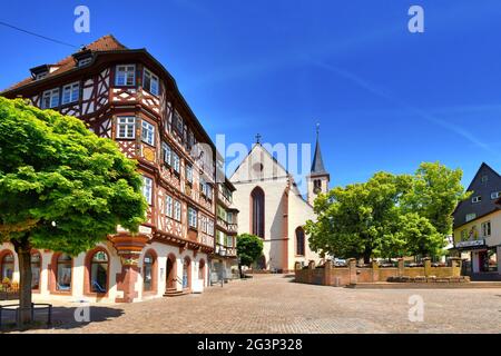 Mosbach, Germania - Giugno 2021: Centro storico con case a graticcio al mercato in giornata di sole Foto Stock