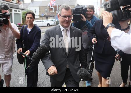 Il deputato del DUP Jeffrey Donaldson arriva alla sede centrale del DUP a Belfast per una riunione degli ufficiali del partito. Il leader del partito Edwin Poots si trova di fronte a domande sul suo futuro di leadership dopo che una maggioranza significativa dei rappresentanti eletti del partito si è opposta alla sua decisione di ricostituire l'esecutivo di power sharing con Sinn Fein. Data immagine: Giovedì 17 giugno 2021. Foto Stock