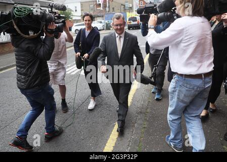 Il deputato del DUP Jeffrey Donaldson arriva alla sede centrale del DUP a Belfast per una riunione degli ufficiali del partito. Il leader del partito Edwin Poots si trova di fronte a domande sul suo futuro di leadership dopo che una maggioranza significativa dei rappresentanti eletti del partito si è opposta alla sua decisione di ricostituire l'esecutivo di power sharing con Sinn Fein. Data immagine: Giovedì 17 giugno 2021. Foto Stock