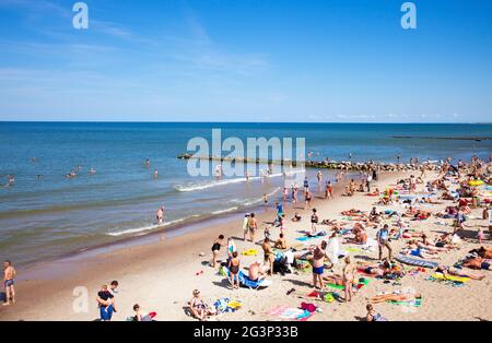 Zelenogradsk, Russia - Agosto 17, 2017: una folla di bagnanti in Zelenogradsk Beach si trova sulla costa del Mar Baltico, la Russia. Foto Stock