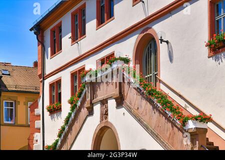 Mosbach, Germania - Giugno 2021: Scale decorate con fiori del vecchio municipio storico dal 1559 Foto Stock