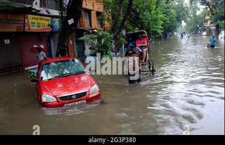 Kolkata, India. 17 Giugno 2021. I veicoli sono visti in una strada allagata dopo una pioggia pesante a Kolkata, India, il 17 giugno 2021. Credit: Sr/Xinhua/Alamy Live News Foto Stock