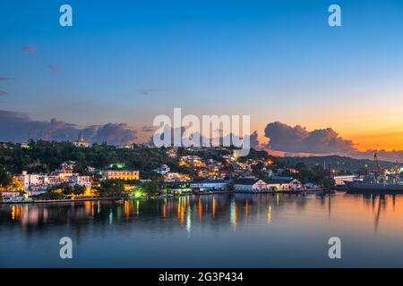 L'Avana, Cuba si affaccia sul porto dell'Avana all'alba verso il reparto di Casablanca. Foto Stock