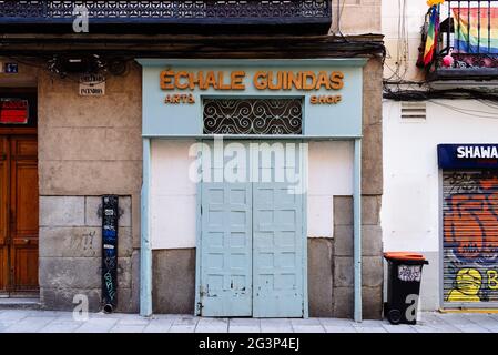 Madrid, Spagna - 5 dicembre 2020: Echale Guindas negozio di arte nel quartiere Chueca Foto Stock