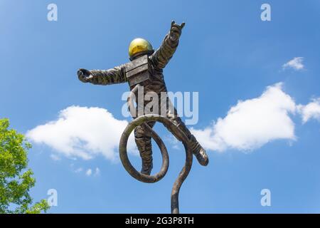 La statua dei pionieri fuori dal National Space Center, Exploration Drive, Belgrave, Leicester, Leicestershire, Inghilterra, Regno Unito Foto Stock