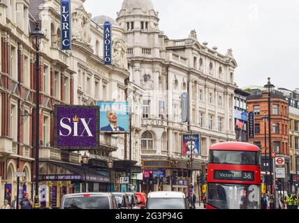 Teatri su Shaftesbury Avenue nel West End, vista diurna. Londra, Regno Unito 6 giugno 2021. Foto Stock