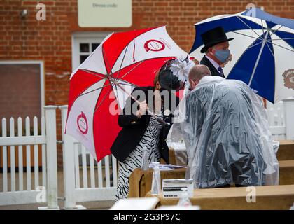 Ascot, Berkshire, Regno Unito. 17 Giugno 2021. I Racegoers arrivano il Ladies Day al Royal Ascot. Dopo un'ondata di caldo negli ultimi giorni c'è un avvertimento giallo di tempeste di tuoni oggi. Credit: Maureen McLean/Alamy Live News Foto Stock