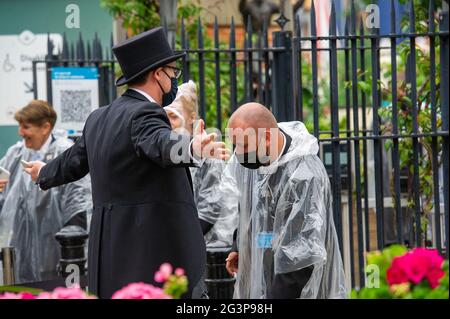 Ascot, Berkshire, Regno Unito. 17 Giugno 2021. I Racegoers arrivano il Ladies Day al Royal Ascot. Dopo un'ondata di caldo negli ultimi giorni c'è un avvertimento giallo di tempeste di tuoni oggi. Credit: Maureen McLean/Alamy Live News Foto Stock