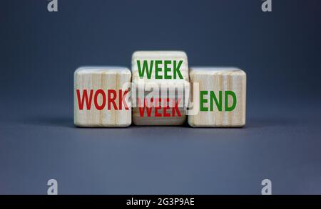 Simbolo della settimana lavorativa o del fine settimana. Girò il cubo di legno e cambiò le parole 'settimana di lavoro' in 'Weekend'. Splendido sfondo grigio. Settimana di lavoro o fine settimana e bu Foto Stock