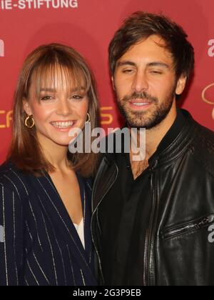 LOTTE e Max Giesinger in occasione del 25. Jose Carreras Gala 12.12.19 a Lipsia Foto Stock