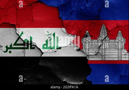 Bandiere di Iraq e Cambogia dipinte su muro rotto Foto Stock