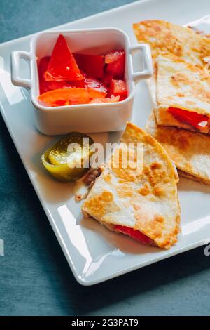 Quesadilla con salsa di pomodoro, pomodori e panna acida Foto Stock