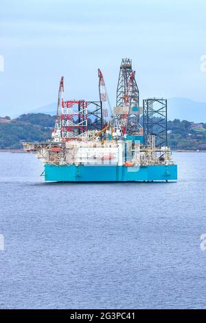 RIGS offshore piattaforma di raffineria petrolifera a Stavanger, fiordo norvegese con spazio di copia Foto Stock