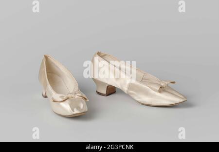 Scarpa da sposa in raso bianco crema con archi. Scarpa da sposa in raso bianco crema, con ditto archi. Pompa a punta. Da una copertina e da una copertina posteriore. Sul solo indirizzo in pressione cieca (non leggibile): Manfield (?). Foderato in pelle glacering. All'entrata un arco di satin. Con scatola di manfield (incerto se appartiene alle scarpe). Foto Stock