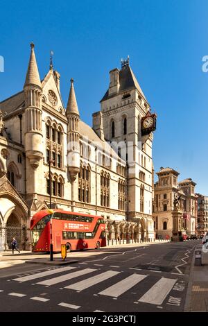 LONDRA INGHILTERRA AUTOBUS ROSSO PASSANDO I TRIBUNALI DI LEGGE VERSO IL TEMPLE BAR MEMORIAL L'INGRESSO CERIMONIALE ALLA CITTÀ DI LONDRA Foto Stock