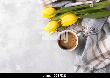 Tulipani gialli e tazza di caffè Foto Stock