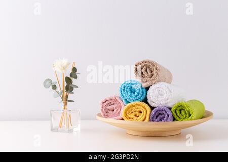 Pila di coloratissimi asciugamani da bagno Foto Stock