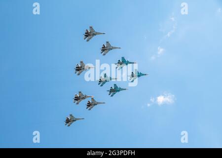 Mosca, Russia - 5 maggio 2021: Combattenti su-35S e su-30SM con bombardieri su-34 nel cielo blu sulla Piazza Rossa nel gruppo di ala tattica. L'aviazione Foto Stock