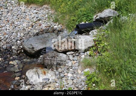 Canalizzazione. Lac de pêche de Pontet. Les Contamines-Montjoie. Alta Savoia. Auvergne-Rhône-Alpes. Francia. Foto Stock