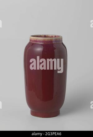 Vaso ovoide allungato con smalto rosso. Lungo vaso di porcellana a forma d'uovo con collo largo e corto, ricoperto da uno smalto monocromo rosso leggermente fessurato (cantato il boeuf). All'interno dell'anello bianco satinato per i piedi. Monocromatici. Foto Stock