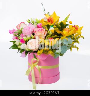 Disposizione del fiore in una scatola del cappello, una pentola di rosa per una ragazza su un regalo con le rose, le orchidee. Bouquet di fiori belli nel cil Foto Stock