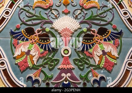 Ceramica con motivi tradizionali dipinti a mano. Particolare delle piastrelle tradizionali azulejos dalla facciata della vecchia casa a Lisbona, po Foto Stock