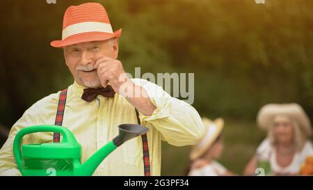 Felice Eld concetto. Oldman con la famiglia. Foto Stock