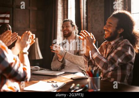 Diversi Team Di Partner Si Applaude A Vicenda In Office Foto Stock