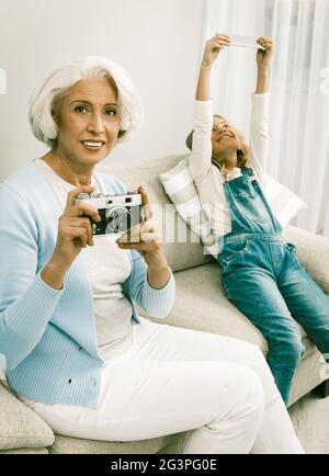 Nonna E Nipote Divertirsi Mostrando Loro Telecamere Foto Stock