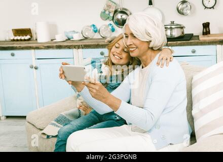 Nonna e nipote fare foto selfie da Mobile Foto Stock