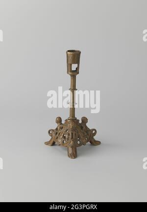 Candelabro con piede a tre lati, decorato con teste di drago e figure di persone in mezzo a tendini. Nell'ornamento sui tre lati del piede, al centro è collocata una testa di drago, dalla quale si germogli l'ornamento in rango, in cui è riportata una figura su ogni angolo. Il piede a tre lati formava originariamente la base di un candelabro, che consisteva di un nodo, un catcher di grasso e una candela pin in cima ad un nodo. Questi sono presumibilmente sostituiti nel XV secolo o più tardi da un tronco rotondo con due bottoni e un portacandele sostanzialmente cilindrico con due aperture nella forma Foto Stock