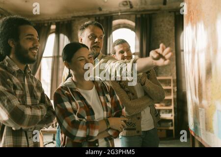 Asian Woman mostra sulla mappa degli Stati Uniti alcune località Foto Stock