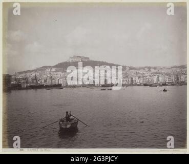 Napoli vista dal mare; Napoli da Mare. Parte dell'album di viaggio con foto di siti in Italia e Francia. Foto Stock