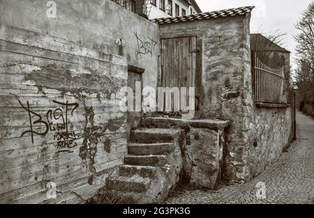 Le vecchie scale lungo la strada Foto Stock