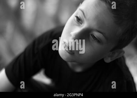 Ritratto di un bambino con paralisi cerebrale. Umore bianco e nero Foto Stock