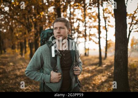 Tour a piedi lungo UN sentiero forestale in autunno Foto Stock