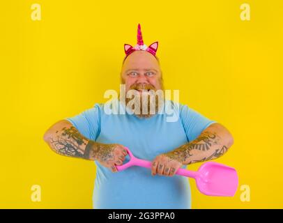 fat uomo con archetto gioco con paddle mare Foto Stock