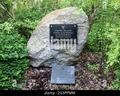 Pietra commemorativa per un massacro di prigionieri del campo di concentramento 13.4.1945 Berliner Chaussee Magdeburg Foto Stock